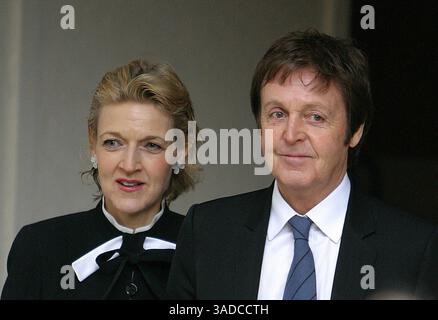 17 mars 2008 - pic montre Sir Paul McCartney (R) et son avocate Fiona Shackleton quitter la haute Cour le 17 mars 2008. Fiona Shackleton quitte la cour avec les cheveux mouillés après que Heather Mills a été signalé avoir jeté un verre d'eau dessus... Heather Mills a reçu 24,3 millions de livres sterling dans son règlement de divorce avec son mari séparé Sir Paul McCartney. (Crédit image : © Ki Price/ZUMAPRESS.com) Banque D'Images
