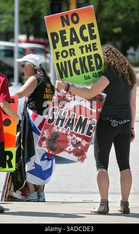 17 juin 2011 - Topeka, KS, États-Unis - Megan Phelps-Roper, à droite, la petite-fille du prédicateur fondamentaliste Fred Phelps de l'église baptiste de Westboro à Topeka, Kansas, a piqué devant le palais de justice du comté de Shawnee à Topeka le 17 juin 2011. (Crédit image : © Jennifer Hack/Kansas City Star/MCT/ZUMAPRESS.com) Banque D'Images