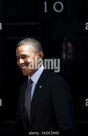 23 mai 2011 - Londres - 25 MAI : le président Barack Obama arrivant au numéro 10 Downing Street et étant accueilli par le premier ministre David Cameron le 25 mai 2011 à Londres, en Angleterre..le 44e président des États-Unis, Barack Obama, et son épouse Michelle sont au Royaume-Uni pour une visite d'État de deux jours à l'invitation de SM la reine Elizabeth II. (crédit image : © Ki Price/ZUMAPRESS.com) Banque D'Images