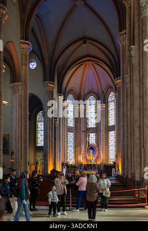 Istanbul, Turquie, 2 mai 2024, prise de vue de l'intérieur de l'église St antoine de padoue à istanbul montre son intérieur grandiose. les colonnes hautes et ornées soutiennent haut Banque D'Images