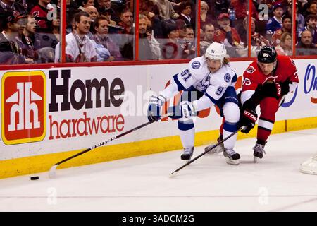 Dec. 05, 2011 - Ottawa, Ottawa, Canada - DEC 05 2011 :Steven Stamkos(91) & Sergei Gonchar(55) lors d'une action entre les sénateurs d'Ottawa et le Lightning de Tampa Bay à Ottawa, Ontario, Canada. (Crédit image : © Leon Switzer/Southcreek/ZUMAPRESS.com) Banque D'Images