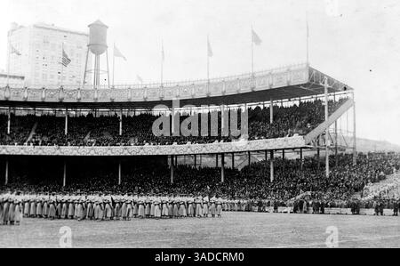 6 décembre 2011 - Washington, DC, États-Unis - les Cadets sont en formation avant le début du match de football Army-Navy le 25 novembre 1916 au Polo Grounds de New York. (Crédit image : © Library of Congress/MCT/ZUMAPRESS.com) Banque D'Images