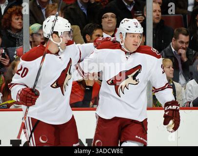 05 décembre 2011 - Chicago, Illinois, U. S - le défenseur de Phoenix Chris Summers (20 ans) félicite l'aile gauche de Phoenix Raffi Torres (37 ans) pour son but lors du match de la LNH entre les Blackhawks de Chicago et les Coyotes de Phoenix au United Center à Chicago, il. Les Coyotes battent les Blackhawks 4-3 lors d'une fusillade. (Crédit image : © John Rowland/Southcreek/ZUMAPRESS.com) Banque D'Images