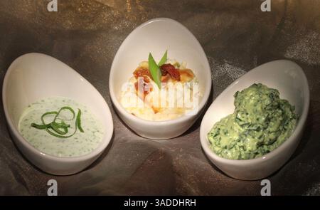Dec. 21, 2011 - Detroit, mi, États-Unis - de gauche à droite, la vinaigrette Green Goddess, la trempette chaude et crémeuse au bacon et la trempette aux épinards à l'avocat peuvent tous aider à rendre un rassemblement d'hiver savoureux. (Crédit image : © Jessica J. Trevino/Detroit Free Press/MCT/ZUMAPRESS.com) Banque D'Images