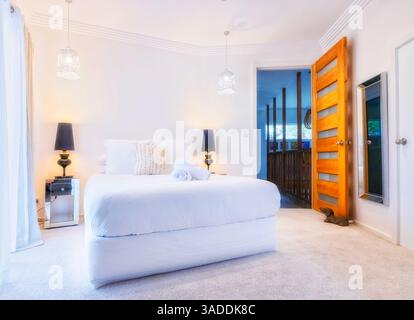 Chambre principale de style de vie de luxe avec salle de bains attenante dans Lake Macquarie Resort destination de l'Australie. Banque D'Images