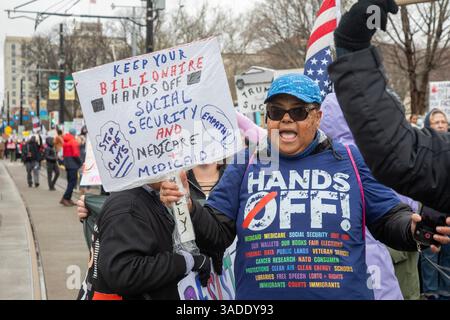 Detroit, Michigan, États-Unis. 5 avril 2025. Une manifestation « Hands Off » proteste contre les coupes de l'administration Trump dans les programmes gouvernementaux. C'était l'une des centaines de manifestations coordonnées à travers les États-Unis. Crédit : Jim West/Alamy Live News Banque D'Images