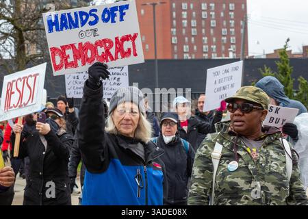 Detroit, Michigan, États-Unis. 5 avril 2025. Une manifestation « Hands Off » proteste contre les coupes de l'administration Trump dans les programmes gouvernementaux. C'était l'une des centaines de manifestations coordonnées à travers les États-Unis. Crédit : Jim West/Alamy Live News Banque D'Images