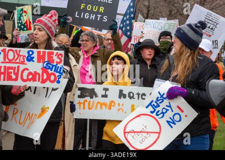 Detroit, Michigan, États-Unis. 5 avril 2025. Une manifestation « Hands Off » proteste contre les coupes de l'administration Trump dans les programmes gouvernementaux. C'était l'une des centaines de manifestations coordonnées à travers les États-Unis. Crédit : Jim West/Alamy Live News Banque D'Images