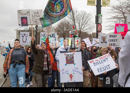 Detroit, Michigan, États-Unis. 5 avril 2025. Une manifestation « Hands Off » proteste contre les coupes de l'administration Trump dans les programmes gouvernementaux. C'était l'une des centaines de manifestations coordonnées à travers les États-Unis. Crédit : Jim West/Alamy Live News Banque D'Images