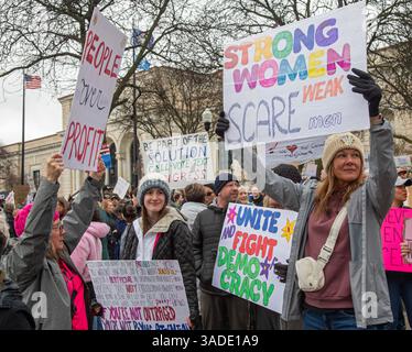 Detroit, Michigan, États-Unis. 5 avril 2025. Une manifestation « Hands Off » proteste contre les coupes de l'administration Trump dans les programmes gouvernementaux. C'était l'une des centaines de manifestations coordonnées à travers les États-Unis. Crédit : Jim West/Alamy Live News Banque D'Images
