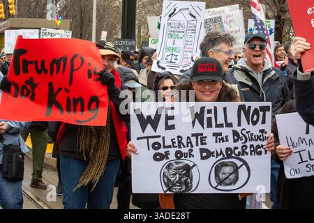 Detroit, Michigan, États-Unis. 5 avril 2025. Une manifestation « Hands Off » proteste contre les coupes de l'administration Trump dans les programmes gouvernementaux. C'était l'une des centaines de manifestations coordonnées à travers les États-Unis. Crédit : Jim West/Alamy Live News Banque D'Images