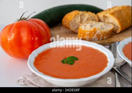 Célèbre soupe de légumes de Cordoue, Andalousie salmorejo servi froid dans le café pour le déjeuner comme plat d'entrée, nourriture végétarienne Banque D'Images