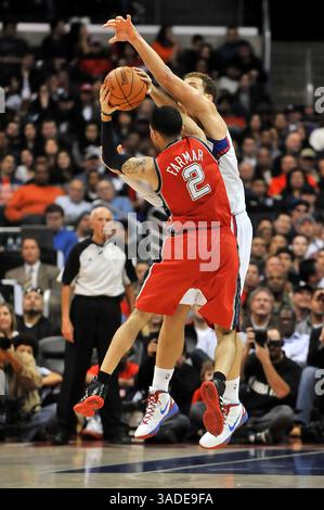 16 janvier 2012 Los Angeles, CA. Les Clippers de Los Angeles propulsent l'attaquant Blake Griffin #32 alors que Jordan Farmar #2 des nets du New Jersey cherche à passer en action en deuxième mi-temps lors du match de basket-ball de la NBA entre les nets du New Jersey et les Clippers de Los Angeles au Staples Center de Los Angeles, Californie..les Clippers de Los Angeles battent les nets du New Jersey 101-91.Louis Lopez/CSM(Credit image : © Louis Lopez/Cal Sport Media/ZUMAPRESS.com) Banque D'Images