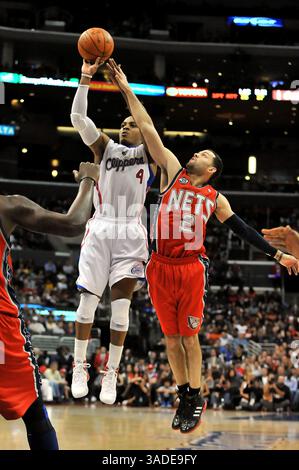 16 janvier 2012 Los Angeles, CA. Randy Foye, le 4e garde des Clippers de Los Angeles, tire alors que Jordan Farmar, le 2e garde des nets du New Jersey, défend en action en deuxième mi-temps lors du match de basket-ball entre les nets du New Jersey et les Clippers de Los Angeles au Staples Center à Los Angeles, Californie. Les Clippers de Los Angeles battent les nets du New Jersey 101-91.Louis Lopez/CSM(Credit image : © Louis Lopez/Cal Sport Media/ZUMAPRESS.com) Banque D'Images