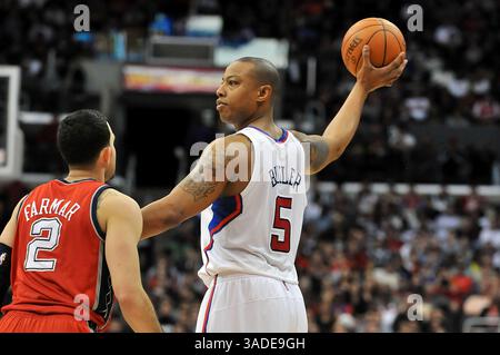16 janvier 2012 Los Angeles, CA. Le petit attaquant des Clippers de Los Angeles, Caron Butler, #5 alors que Jordan Farmar, #2 des nets du New Jersey, défend en action en deuxième mi-temps lors du match de basket-ball entre les nets du New Jersey et les Clippers de Los Angeles au Staples Center à Los Angeles, Californie..les Clippers de Los Angeles battent les nets du New Jersey 101-91.Louis Lopez/CSM(Credit image : © Louis Lopez/Cal Sport Media/ZUMAPRESS.com) Banque D'Images