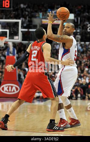 16 janvier 2012 Los Angeles, CA. Le petit attaquant des Clippers de Los Angeles, Caron Butler, #5 alors que Jordan Farmar, #2 des nets du New Jersey, défend en action en deuxième mi-temps lors du match de basket-ball entre les nets du New Jersey et les Clippers de Los Angeles au Staples Center à Los Angeles, Californie..les Clippers de Los Angeles battent les nets du New Jersey 101-91.Louis Lopez/CSM(Credit image : © Louis Lopez/Cal Sport Media/ZUMAPRESS.com) Banque D'Images