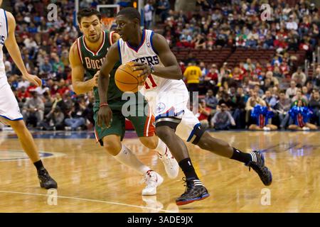 16 janvier 2012 : le meneur des 76ers de Philadelphie Jrue Holiday (11 ans) se dirige vers le panier avec le petit attaquant des Bucks de Milwaukee Carlos Delfino (10 ans) le gardant pendant le match NBA entre les Bucks de Milwaukee et les 76ers de Philadelphie au Wells Fargo Center de Philadelphie, en Pennsylvanie. (Crédit image : © Chris Szagola/Cal Sport Media/ZUMAPRESS.com) Banque D'Images