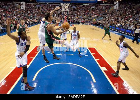16 janvier 2012 : le petit attaquant des Bucks de Milwaukee Carlos Delfino (10 ans) survole le petit attaquant des 76ers de Philadelphie Andre Iguodala (9 ans) en route vers le panier lors du match NBA entre les Bucks de Milwaukee et les 76ers de Philadelphie au Wells Fargo Center de Philadelphie, en Pennsylvanie. Les 76ers battent les Bucks, 94-82.(image crédit : © Chris Szagola/Cal Sport Media/ZUMAPRESS.com) Banque D'Images