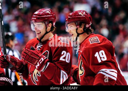 16 janvier 2012 - Glendale, Arizona, U. S - Shane Doan (19 ans), aile droite des Phoenix Coyotes, et Chris Summers (20 ans), défenseur des Phoenix Coyotes, s'étalonnent après avoir fait équipe pour marquer un but dans le match de hockey de la LNH entre l'Avalanche du Colorado et les Coyotes de Phoenix à l'aréna Jobing.com à Glendale, AZ. (Crédit image : © Keith Charles/Southcreek/ZUMAPRESS.com) Banque D'Images