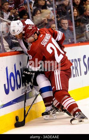 16 janvier 2012 - Glendale, Arizona, U. S - le défenseur des Phoenix Coyotes Chris Summers (20) vérifie le centre de l'Avalanche du Colorado Jay McClement (16) dans le match de hockey de la LNH entre l'Avalanche du Colorado et les Phoenix Coyotes à l'aréna Jobing.com à Glendale, AZ. Les Coyotes de Phoenix ont battu l'Avalanche du Colorado 6-1. (Crédit image : © Keith Charles/Southcreek/ZUMAPRESS.com) Banque D'Images
