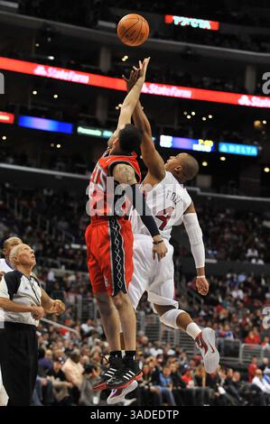 16 janvier 2012 Los Angeles, CA. Randy Foye #4 des Clippers de Los Angeles et Jordan Farmar #2 des New Jersey nets en action en deuxième mi-temps lors du match de basket-ball NBA entre les New Jersey nets et les Los Angeles Clippers au Staples Center à Los Angeles, Californie..les Los Angeles Clippers battent les New Jersey nets 101-91.Louis Lopez/CSM(Credit image : © Louis Lopez/Cal Sport Media/ZUMAPRESS.com) Banque D'Images