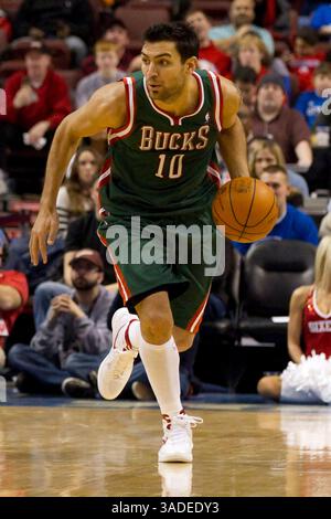16 janvier 2012 : le petit attaquant Carlos Delfino (10 ans) des Bucks de Milwaukee fait monter la balle sur le terrain lors du match NBA entre les Bucks de Milwaukee et les 76ers de Philadelphie au Wells Fargo Center de Philadelphie, en Pennsylvanie. Les 76ers battent les Bucks, 94-82.(image crédit : © Chris Szagola/Cal Sport Media/ZUMAPRESS.com) Banque D'Images