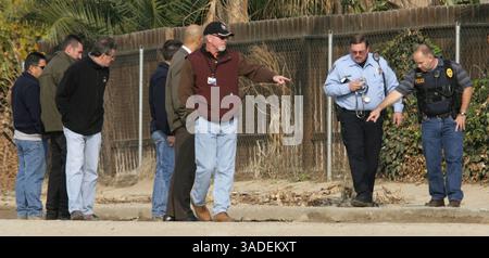 Felix Adamo/Bakersfield Californian..Felix Adamo/Bakersfield Californian. La police de Bakersfield marche sur le canal Arvin-Edison Water Storage District entre Golden Gate Drive et Declaration Way au nord de Panama Lane à la recherche de preuves dans la fusillade de jeudi matin. C'est dans cette zone qu'un suspect a été supposément abattu. (Crédit image : The Bakersfield Californian/ZUMAPRESS.com) Banque D'Images