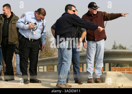 Felix Adamo/Bakersfield Californian..Felix Adamo/Bakersfield Californian. La police de Bakersfield marche sur le canal Arvin-Edison Water Storage District entre Golden Gate Drive et Declaration Way au nord de Panama Lane à la recherche de preuves dans la fusillade de jeudi matin. C'est dans cette zone qu'un suspect a été supposément abattu. (Crédit image : The Bakersfield Californian/ZUMAPRESS.com) Banque D'Images