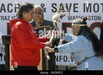 Henry A. Barrios / le californien. Margaret Morin, à droite, présente une équipe au co-fondateur du mouvement amérindien Dennis Banks qui dirige un groupe d'Amérindiens et d'autres sur une promenade d'Alcatraz à San Francisco à Washington D.C. pour attirer l'attention sur les questions sociales, y compris la paix, la justice, les personnes souffrant de problèmes de santé, ainsi que pour attirer l'attention sur les questions environnementales. Ils traversent le comté de Kern cette semaine. En arrière-plan, James Leon, chef du Conseil Chumash de Bakersfield. (Crédit image : The Bakersfield Californian/ZUMAPRESS.com) Banque D'Images