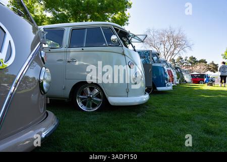 Boulder City, NV / États-Unis - 5 avril 2025 : événement annuel de VW Invade the Dam mettant en vedette des Volkswagen refroidis à l'eau et à l'air et d'autres voitures anciennes Banque D'Images