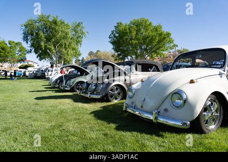 Boulder City, NV / États-Unis - 5 avril 2025 : événement annuel de VW Invade the Dam mettant en vedette des Volkswagen refroidis à l'eau et à l'air et d'autres voitures anciennes Banque D'Images