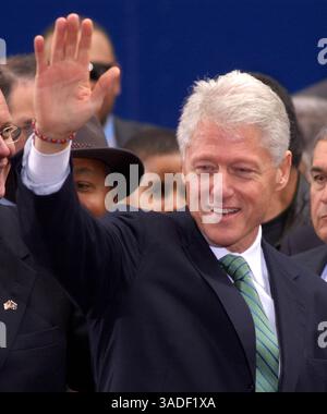 25 octobre 2004 ; Philadelphie, PA, États-Unis ; L'ancien président BILL CLINTON suite à un rassemblement de campagne de midi avec John Kerry lundi 25 octobre 2004 à Philadelphie. (Crédit image : Bradley C Bower/ZUMAPRESS.com) Banque D'Images