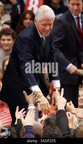 25 octobre 2004 ; Philadelphie, PA, États-Unis ; L'ancien président BILL CLINTON suite à un rassemblement de campagne de midi avec John Kerry lundi 25 octobre 2004 à Philadelphie. (Crédit image : Bradley C Bower/ZUMAPRESS.com) Banque D'Images