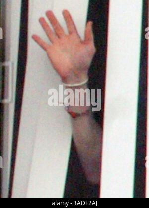 16 février 2005 ; Santa Maria, CALIFORNIE, États-Unis ; la pop star MICHAEL JACKSON fait signe par la fenêtre de son hôpital du 4ème étage aux fans et aux médias rassemblés à l'extérieur alors qu'il passe une deuxième journée au Marian Medical Center Hospital après avoir été admis pour la grippe sur son chemin au tribunal. (Image de crédit : Santa Barbara News-Press/ZUMAPRESS.com) Banque D'Images