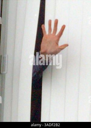 16 février 2005 ; Santa Maria, CALIFORNIE, États-Unis ; la pop star MICHAEL JACKSON fait signe par la fenêtre de son hôpital du 4ème étage aux fans et aux médias rassemblés à l'extérieur alors qu'il passe une deuxième journée au Marian Medical Center Hospital après avoir été admis pour la grippe sur son chemin au tribunal. (Image de crédit : Santa Barbara News-Press/ZUMAPRESS.com) Banque D'Images