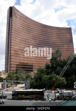 04 avril 2005 ; Las Vegas, NV, États-Unis ; le nouveau Wynn Hotel and Casino approche de sa fin le lundi 4 avril 2005 et devrait ouvrir ses portes le 28 avril 2005 sur le Strip de Las Vegas, Nevada. Après cinq ans d’absence, Steve Wynn revient avec ce complexe de 2,7 milliards de dollars. Il aura 2 700 chambres et suites dans la tour de 50 étages sur 217 acres qui comprend un parcours de golf de 18 trous. Ce sera le casino/hôtel le plus cher au monde.. (Crédit image : Barry Sweet/ZUMAPRESS.com) Banque D'Images