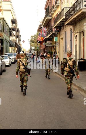 18 septembre 2005 ; Nouvelle-Orléans, LOUISIANE, États-Unis ; patrouille militaire dans les rues vides du quartier français de la Nouvelle-Orléans le 18 septembre 2005.. (Crédit image : Ed Bensen/ZUMAPRESS.com) Banque D'Images