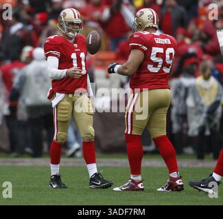 9 novembre 2011 - San Francisco, CA, USA - le quarterback des 49ers de San Francisco Alex Smith (11) lance la balle à Jonathan Goodwin (59) des 49ers de San Francisco avant leur match contre les Giants de New York pour le championnat NFC au Candlestick Park à San Francisco, Californie, le dimanche 22 janvier 2012. (Crédit image : © Nhat V. Meyer/San Jose Mercury News/MCT/ZUMAPRESS.com) Banque D'Images