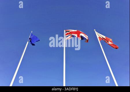 Trois drapeaux flottent sur des mâts contre un ciel bleu clair, le drapeau britannique est au centre, Algeciras, Gibraltar, côte sud de l'Espagne, Europe Banque D'Images
