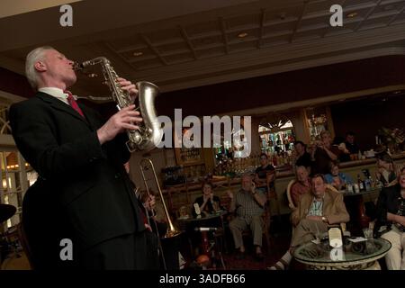 10 avril 2006 ; Nouvelle-Orléans, LOUISIANE, États-Unis ; le Maryland Jazz Band de Cologne, en Allemagne, se produit au Royal Sonesta Hotel à la Nouvelle-Orléans le 10 avril 2006. Le groupe, dirigé par le tromboniste Gerhard 'Doggy' Hund, se rend à la Nouvelle-Orléans pour se produire avec des musiciens de jazz locaux dans des salles partout dans la ville. Après l'ouragan Katrina, le groupe a organisé des collectes de fonds dans les bars et pubs autour de Cologne pour recueillir de l'argent pour aider leurs amis dont les maisons ont été dévastées et ont été en mesure de faire don de 23 000 $ en aide directe aux musiciens. Le groupe se produira dans des salles autour de la Nouvelle-Orléans jusqu'au 19 avril. (Crédit image : Kayte Deio Banque D'Images