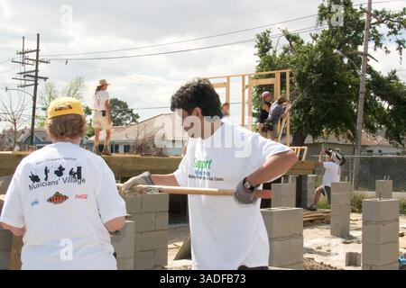10 avril 2006 ; Nouvelle-Orléans, LOUISIANE, États-Unis ; Fredy Omar met dans son « capital de sueur » pour la maison qu'il achète à Habitat pour l'humanité. Omar est le premier musicien de la Nouvelle-Orléans à se qualifier pour une maison dans Habitat for Humanity's Musicians' Village dans le Upper 9th Ward de la Nouvelle-Orléans. La première phase du Village des musiciens comprendra 70 maisons et le Ellis Marsalis performance Center. (Crédit image : Kayte Deioma/ZUMAPRESS.com) Banque D'Images