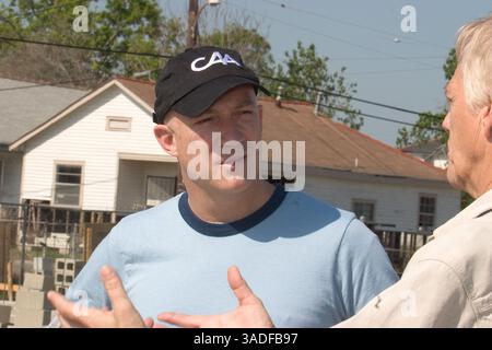 10 avril 2006 ; Nouvelle-Orléans, LOUISIANE, États-Unis ; Bryan Lourd, agent hollywoodien, avec Jim Pate, directeur exécutif d'Habitat for Humanity New Orleans au Musicians' Village, l'idée originale du client principal de Lourd, Harry Connick Jr. et Branford Marsalis, natif de la Nouvelle-Orléans. Lourd a grandi à New Iberia, en Louisiane, et a amené sa femme et ses enfants de Los Angeles et sa mère de New Iberia pour faire du bénévolat au Village des musiciens. (Crédit image : Kayte Deioma/ZUMAPRESS.com) Banque D'Images