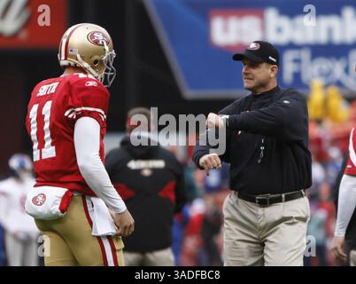 9 novembre 2011 - San Francisco, CA, États-Unis - Jim Harbaugh, entraîneur-chef des 49ers de San Francisco, discute avec le quarterback Alex Smith (11 ans) avant leur match de championnat NFC contre les Giants de New York au Candlestick Park à San Francisco, Californie, le dimanche 22 janvier 2012. (Crédit image : © Josie Lepe/San Jose Mercury News/MCT/ZUMAPRESS.com) Banque D'Images