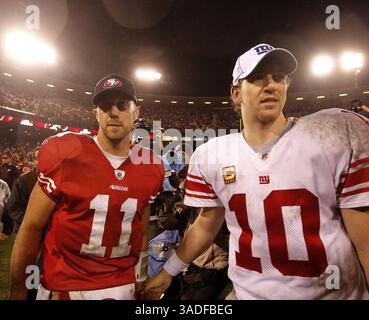 9 novembre 2011 - San Francisco, CA, États-Unis - le quarterback des 49ers de San Francisco Alex Smith (11) félicite le quarterback Eli Manning (10) de New York pour la victoire 20-17 du Giant en prolongation lors de leur match de championnat NFC au Candlestick Park à San Francisco, Californie, le dimanche 22 janvier 2012. (Crédit image : © Josie Lepe/San Jose Mercury News/MCT/ZUMAPRESS.com) Banque D'Images