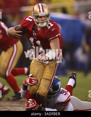 9 novembre 2011 - San Francisco, CA, USA - le quarterback des 49ers de San Francisco Alex Smith (11) est abattu par Jason Pierre-Paul des Giants de New York dans le deuxième quart de leur match de championnat NFC au Candlestick Park à San Francisco, Californie, le dimanche 22 janvier 2012. (Crédit image : © Patrick Tehan/San Jose Mercury News/MCT/ZUMAPRESS.com) Banque D'Images