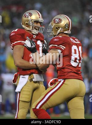 9 novembre 2011 - San Francisco, CA, USA - Alex Smith (11) des 49ers de San Francisco célèbre avec Justin Peelle (81) après avoir lancé une passe de touchdown de 73 yards à Vernon Davis contre les Giants de New York dans le premier quart de leur match de championnat NFC au Candlestick Park à San Francisco, Californie, le dimanche 22 janvier 2012. (Crédit image : © Jose Carlos Fajardo/Contra Costa Times/MCT/ZUMAPRESS.com) Banque D'Images