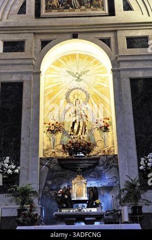 La Merced ou église notre-Dame de la Miséricorde, autel opulent avec statue de la Vierge Marie et décorations florales dans une église, Ronda, province de Malaga, et Banque D'Images