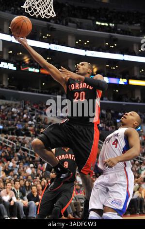 22 janvier 2012 Los Angeles, CA. Le garde-tireur des Raptors de Toronto, Leandro Barbosa, #20, passe au panier devant le garde des Clippers de Los Angeles, Randy Foye, #4, en action en première mi-temps lors du match de basket-ball de la NBA opposant les Raptors de Toronto aux Clippers du Staples Center de Los Angeles, en Californie. Les Clippers de Los Angeles battent les Raptors de Toronto 103-91.Louis Lopez/CSM(Credit image : © Louis Lopez/Cal Sport Media/ZUMAPRESS.com) Banque D'Images