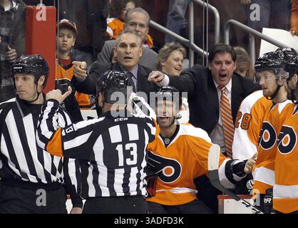 22 janvier 2012 - Philadelphie, PA, USA - Peter Laviolette, entraîneur-chef des Flyers de Philadelphie, Craig Berube, entraîneur adjoint et Max Talbot argumentent une pénalité rude sur Talbot pendant la première période contre les Bruins de Boston à Philadelphie, Pennsylvanie, dimanche 22 janvier 2012. (Crédit image : © Yong Kim/Philadelphia Daily News/MCT/ZUMAPRESS.com) Banque D'Images