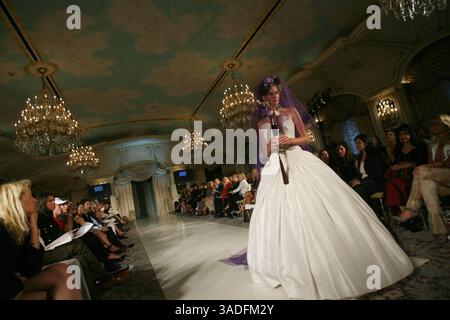 Sep 10, 2007 - New York, NY, États-Unis - défilé printemps été 2008 pour la créatrice turque et musulmane Rabia Yalcin lors de la New York Couture Fashion week 2008 õn New York (crédit image : Mehmet Demirci/ZUMAPRESS.com) Banque D'Images